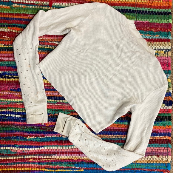 Current Mood Tops - CurentMood x DK white cotton distressed crop long sleeves with thumb holes
